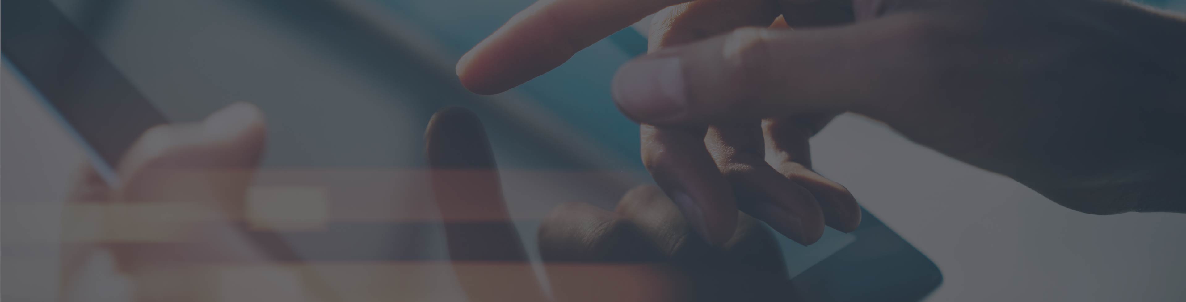 タブレット端末をタップする手元